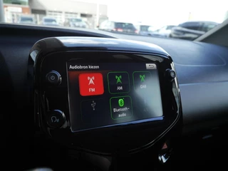 Peugeot 108 1.0 e-VTi Allure | Apple carplay | Achteruitrijcamera | Dab | Mistlampen | Zwart dak | Extra getint glas | Climate control | 5 deurs | Stuurwielbediening / 24