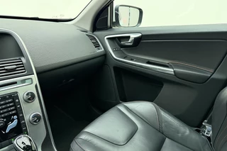 Volvo XC60 2.0 T5 FWD Ocean Race 245pk | Panoramadak | Elektrische stoelen | Verwarmde voorruit | Stoelverwarming | Handsfree kofferklep | Camera | Lederen bekleding | Afneembare trekhaak | 1.600kg trekgewicht | NL auto / 34