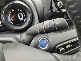 Toyota Yaris 1.5 HYBRID EXECUTIVE HEAD-UP STOELVERWARMING BI-TONE PARK-SENSOREN HALF-LEDER 17"LM-VELGEN PRIVACY-GLASS / 18
