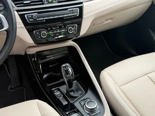 BMW X1 sDrive18i Business Edition Plus | Trekhaak | Leder | Navi | Stoelverwarming | Head-Up Display | Ambient Lighting | NL AUTO | Cruise Control | Climate Control | 12 maanden Bovag garantie | / 24