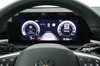 Volkswagen T-Roc 1.5 eTsi 150pk DSG R-Line First Edition Trekhaak Camera Keyless Stoelverwarming Virtual Cockpit Carplay / 50