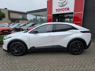Toyota C-HR+ First Edition 77 kWh NIEUW & DIRECT LEVERBAAR! STOEL/STUURWIELVERWARMING WARMTEPOMP PDC VOOR + ACHTER CAMERA / 4