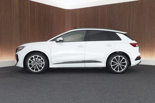 Audi Q4 e-tron 40 Launch edition S Competition 204pk 77 kWh SOH 87% Trekhaak Camera Leder Keyless Stoelverwarming ACC Panoramadak S-Line / 10