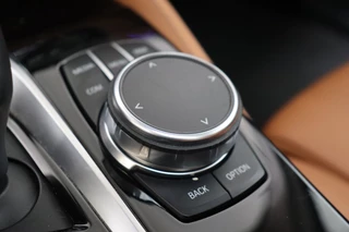 BMW 5 Series Touring 530i High Executive Luxury Line Automaat  / Navigatiesysteem Professional / Panoramadak / Trekhaak / Comfortstoelen / Driving Assistant Plus / Adaptieve LED-koplampen / Hifi / Stuurwielrand Verwarmd / Achteruitrijcamera / Head-Up Display / Stoelverwarming / 23