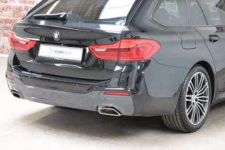 BMW 5 Series Touring 520i High Executive M Sport Pakket Automaat  / Live Cockpit Professional / Driving Assistant / Head-Up Display / Comfortstoelen / Achteruitrijcamera /  19 Inch / Exklusivleder 'Nappa' / DAB / Stoelverwarming / Hifi / Extra Getint Glas / Ambiance Verlichting / 6