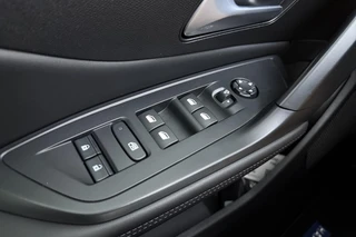 Peugeot 408 1.2 Hybrid 145 e-DCS6 Allure | Apple carplay/Android auto | Climate control | Parkeersensoren achter | achteruitrijcamera | / 17