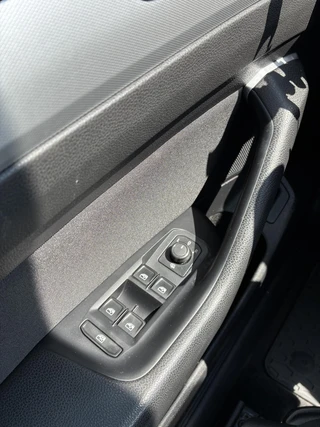 Volkswagen Passat 1.8 TSI Business Edition R Automaat | Climate control | Achteruitrij camera | Navigatie | Elektrisch Pakket | Afneembare Trekhaak | Ergo-Comfort stoel | Parkpilot | LM-Velgen | LED Verlichting / 31