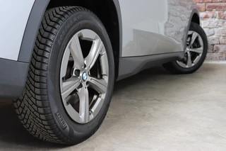BMW X1 sDrive20i Executive Automaat  / Navigatiesyteem / Panoramadak / Achteruitrijcamera / DAB / Extra Getint Glas / 17 Inch / Dakdraagsysteem / Travelpack / DAB / Sportstoelen / Parkeersensoren voor+achter / 7