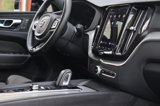 Volvo XC60 T6 Recharge AWD R-Design | Trekhaak | Parkeercamera |Panoramadak | Longe Range | Keyless / 43