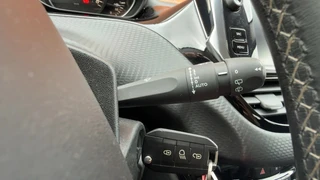 Peugeot 208 1.2 PureTech BlueLease Allure Navigatie Clima Velgen / 23