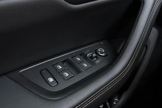 Peugeot 508 SW 1.2 PureTech GT | Achteruitrijcamera | Parkeersensoren | Full-map Navigatie | Climate control | Adaptive Cruise control | Stuurbediening | Inklapbare trekhaak | Parkeersensoren voor/achter | Verwarmde voorstoelen | Dakrails | Keyless entry | Lane-keeping system / 18