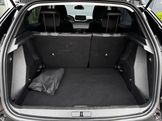 Peugeot 2008 1.2 PT Allure | 130 PK | Trekhaak | Navigatie | NL-Auto | Parkeersensoren | Climate Control | / 28