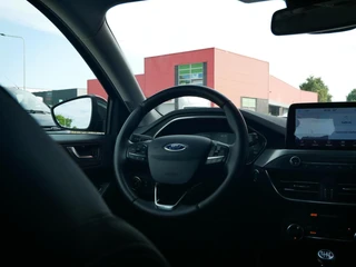 Ford Focus 1.5 EcoBoost Titanium Business NL Auto| Trekhaak| Dealer onderhouden / 7