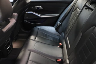 BMW 3 Serie Sedan 330i High Executive M Sport Pakket Automaat  / Live Cockpit Professional / Head-Up Display / Leder / Harman Kardon / LED / Stoelverwarming / Driving Assistant / Achteruitrijcamera / M Sportremsysteem / DAB / Ambiance Verlichting / 14