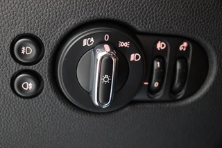 MINI Cooper S Cabrio Chili Automaat  / Navigatiesysteem / Leder / Climate Control / Harman Kardon / Parkeersensoren / LED / Sportstoelen / Windscherm / Cruise Control / 17 Inch / Lichtpakket / Bluetooth / 38