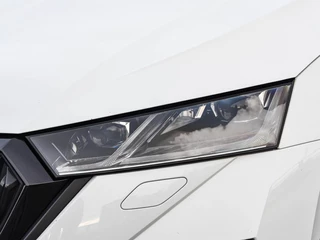 Skoda Octavia Combi 1.4 TSI RS iV PHEV Business 245 PK Panoramadak Matrix LED Camera Sfeerverlichting Stoelverwarming 19" / 44