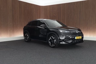 Volkswagen T-Roc 1.5 eTsi 150pk DSG R-Line First Edition Trekhaak Camera Keyless Stoelverwarming Virtual Cockpit Carplay / 12