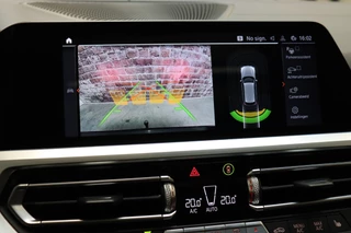 BMW 3 Serie Touring M340i xDrive High Executive M Sport Pakket Automaat  / Live Cockpit Professional / Panoramadak / Trekhaak / Individual Leder Merino / Driving Assistant / M Sport Differentieel / Harman Kardon / M Adaptief Onderstel / Safety Pack / Head-Up Display / 19 Inch / Stoelverwarming voor+achter / 28