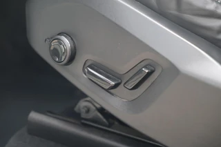 Volvo XC60 T6 Recharge AWD R-Design | Trekhaak | Parkeercamera |Panoramadak | Longe Range | Keyless / 34