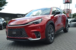 Lexus LBX 1.5 Elegant 2WD NIEUW DIRECT LEVERBAAR PREMIUM PACK KEYLESS EL-ACHTERKLEP BLIND-SPOT STOELVERW STUURVERW