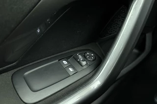 Peugeot 2008 1.2 PureTech Blue Lion 110pk | Navigatie | Panoramadak | Airco | Cruise Control | Parkeersensoren Achter | Bluetooth | Mistlampen / 18