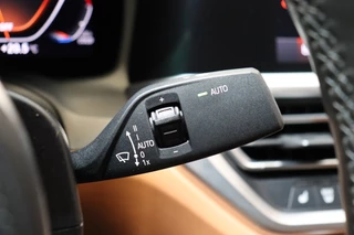 BMW 3 Serie Sedan 318i High Executive Luxury Line Automaat  / Live Cockpit Professional / Trekhaak / Stoelverwarming voor+achter / Achteruitrijcamera / Harman Kardon / Stuurverwarming / LED / Ambiance Verlichting / DAB / Sportstoelen / 38