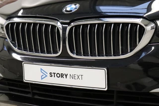BMW 5 Serie Touring 540i xDrive High Executive Automaat  / Harman Kardon / Adaptief Onderstel / Driving Assistant / Achteruitrijcamera / Navigatie Professional / Cruise Control / Sportstoelen / Parking Assistant / Zonnescherm / Climate Control / 18 Inch / Stoelverwarming voor+achter / 9
