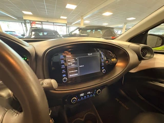 Toyota Aygo X 1.0 VVT-i MT first / apple /stoelverw /cruisec /camera/pdc/clima/boeken / 35