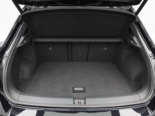 Volkswagen T-Roc 1.5 TSi R-Line Business 150 Pk Automaat | Trekhaak | Carplay | Virtual Cockpit | Adaptive Cruise | Keyless | Elektrische Achterklep | 18 Inch / 19