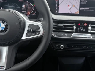 BMW 1-serie 118i Executive Edition | Carplay | PDC | Navi | Sportstuur / 19