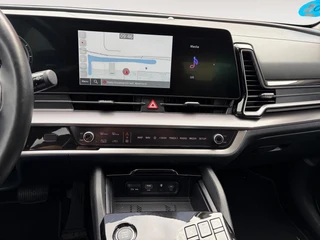 Kia Sportage 1.6 T-GDi Plug-in Hybrid AWD DynamicLine Luxury | Apple Carplay / Android Auto | Navigatiesysteem | Stoel + Stuurverwarming | Elektrisch Verstelbare Bestuurdersstoel | Licht + Regensensor | Parkeersensoren Voor + Achter | Camera Achter | Cruise Control Adaptief | Rijstrooksensor + Correctie | 19"Lichtmetalen Velgen / 19