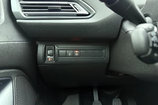 Peugeot 308 SW 1.2 PureTech Blue Lease Premium 130pk | Navigatie | Panoramadak | Climate Control | Trekhaak | Camera | Cruise Control | Parkeersensoren | Apple Carplay - Android Auto / 21