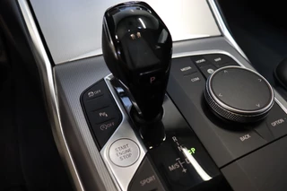 BMW 3 Serie Sedan 330i High Executive M Sport Pakket Automaat  / Live Cockpit Professional / Head-Up Display / Leder / Harman Kardon / LED / Stoelverwarming / Driving Assistant / Achteruitrijcamera / M Sportremsysteem / DAB / Ambiance Verlichting / 19