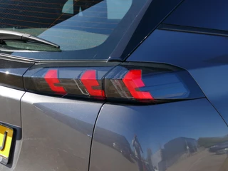 Peugeot 2008 1.2 PureTech Active Pack | 100PK | Trekhaak | Cruise Control | Parkeersensoren Achter | Airco | Navigatie | Climate Control | / 28