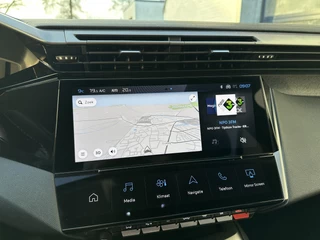 Peugeot 308 SW 1.2 Turbo 130 PK Allure | Automaat | Trekhaak 1400 KG | Navigatie | 360 Graden HD Camera | Full LED Verlichting | Cruise Control | Keyless Entry | Dode Hoek Detectie | Adaptieve Cruise Control | Digitaal Dashbord | 17" Lichtmetalen Velgen | / 21