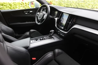 Volvo XC60 2.0 T4 R-Design  LED/Leder/Navi/Camera/CarPlay/Virtual Cockpit/Crc/19" / 10