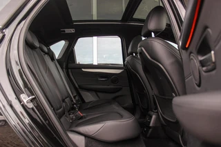 BMW 2-serie Active Tourer 225xe Luxury | Driving Assistant Plus | Panoramadak | Fileassistent | Active Cruise control | Head-up | HiFi audio | Sportstoelen | Rijstrooksensor | Keyless entry / 19