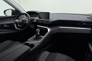 Peugeot 3008 1.2 PureTech Blue Lease Executive Camera l Climate Control l Cruise Control l Apple Carplay & Android Auto l PDC voor en achter l Bluetooth l Lichtmetalen Velgen l Afneembare Trekhaak / 17