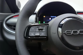 Fiat 600 1.2 Turbo 145pk Hybrid Automaat Sport | DEMO | Tot 8 jaar garantie | Navigatie | Achteruitrijcamera | Elektrische achterklep | LED Matrix koplampen | Sportief interieur | 18" Lichtmetalen velgen | Zwart dak / 24