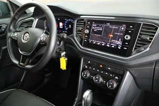 Volkswagen T-Roc 1.5 TSI 150pk DSG Sport Trekhaak Virtual cockpit Adaptive cruise Stoelverwaming PDC / 4