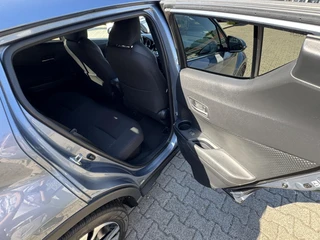 Toyota C-HR 1.8 HYBRID STYLE STOELVERW BLIND-SPOT PARK-SENSOREN NAVI APPLE/ANDROID KEYLESS 18" LM-VELGEN ALL-SEASONS / 21