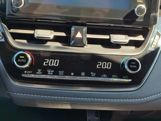 Toyota Corolla 1.8 HYBRID STYLE BI-TONE STOELVERW TREKHAAK KEYLESS 17'' LM-VELGEN APPLE/ANDROID CLIMA AD-CRUISE PRIVACY GLASS / 24