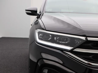 Volkswagen T-Roc 1.5 TSi 150 Pk Automaat R-Line Business | Trekhaak | Stoelverwarming | Camera | Adaptive Cruise | Carplay | Navigatie | 17 Inch | 20.604 Km !! / 12