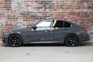 BMW 3 Serie Sedan 320i High Executive M Sport Pakket Automaat  / Live Cockpit Professional / Schuif-/kanteldak / Achteruitrijcamera / Stoelverwarming / DAB / Shadow Line / Apple CarPlay / LED / 19 Inch / Extra Getint Glas / 4