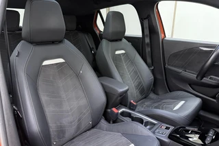 Opel Corsa-e Ultimate 50 kWh 136pk | Full Options | SOH 98% | Massagestoel | Camera | Adaptive Cruise Control | Navigatie | Keyless Entry en Start | LED Verlichting / 16