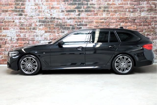 BMW 5 Series Touring 520i High Executive M Sport Pakket Automaat  / Live Cockpit Professional / Driving Assistant / Head-Up Display / Comfortstoelen / Achteruitrijcamera /  19 Inch / Exklusivleder 'Nappa' / DAB / Stoelverwarming / Hifi / Extra Getint Glas / Ambiance Verlichting / 4