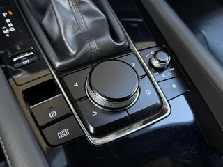 Mazda 3 2.0 e-SkyActiv-G M Hybrid 122 Comfort met Bose | Apple Carplay / Android Auto | Navigatiesysteem | Licht + Regensensor | Elektrisch Verstelbare Bestuurderstoel  | Stoel + Stuurverwarming | Parkeersensoren Voor + Achter | Camera Achter | 18"Lichtmetalen velgen | Lederen Bekleding | Cruise Control Adaptief / 34