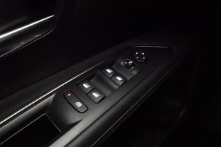 Peugeot 3008 1.2 PureTech Crossway 130 PK | Navigatie | Camera | Climate contro| Keyless | Lichtmetalen velgen | Extra getint glas | Cruise control / 19
