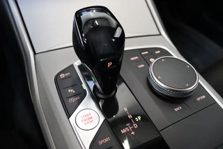 BMW 3 Serie Sedan 320i Executive Edition Automaat  / Trekhaak / Live Cockpit Professional / Cruise Control / Parkeersensoren / Neerklapbare Achterbank / Apple Carplay / Sportstuur / 20