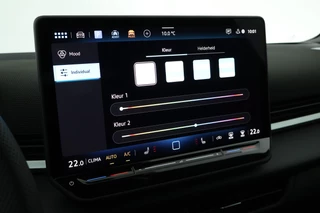 Volkswagen T-Roc 1.5 eTsi 150pk DSG R-Line First Edition Trekhaak Camera Keyless Stoelverwarming Virtual Cockpit Carplay / 37